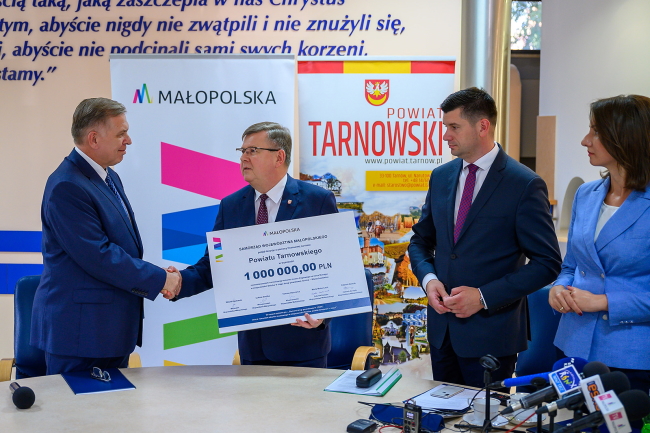 Podsumowanie Małopolskiej Tarczy Antykryzysowej i milion na most w Ostrowie 
